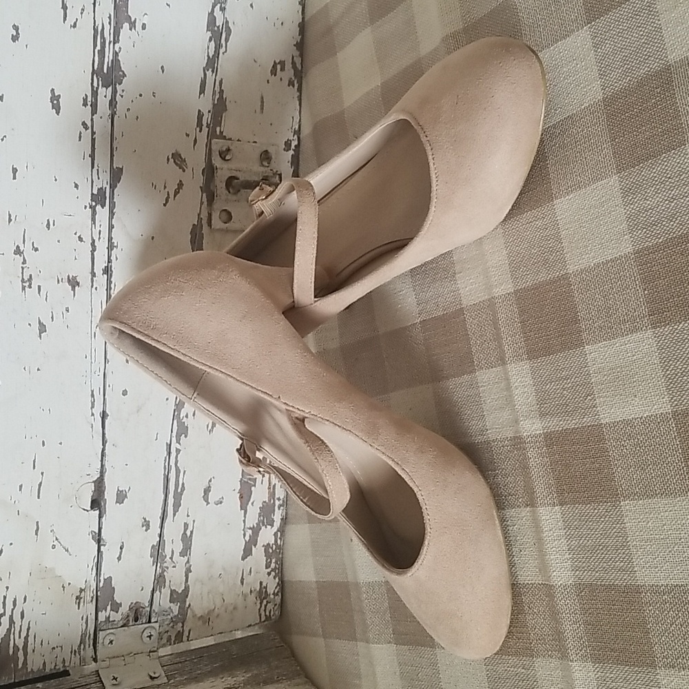 Tan Room of Fashion shoes.  Sz. 9